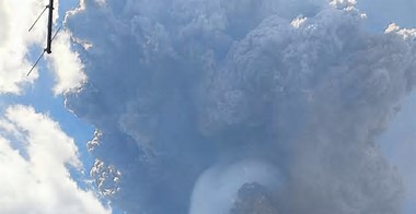 またも噴火　気象庁が津波注意促す「レウォトビ・ラキラキ山」とは
